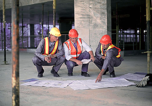 Equipa técnica a analisar o planeamento de uma obra